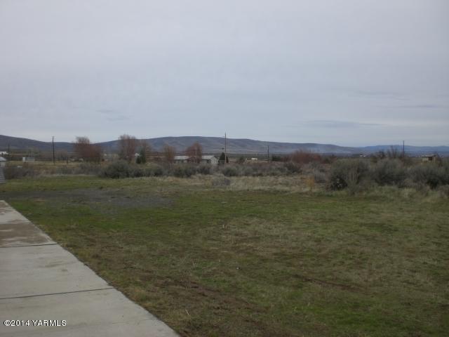 382 Hideaway Road Yakima, WA 98908 - Photo 15 of 41 a view of a lake with a mountain