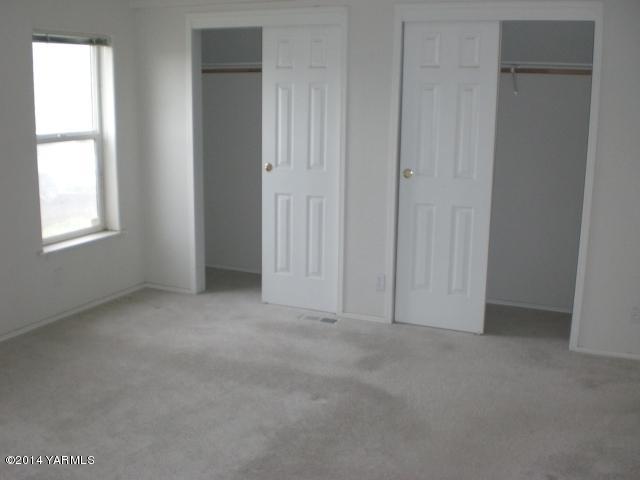 382 Hideaway Road Yakima, WA 98908 - Photo 18 of 41 an empty room with windows