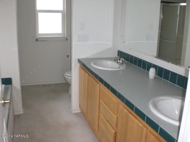 382 Hideaway Road Yakima, WA 98908 - Photo 19 of 41 a bathroom with a sink and a toilet