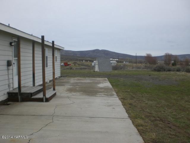 382 Hideaway Road Yakima, WA 98908 - Photo 3 of 41 a view of a back yard of the house
