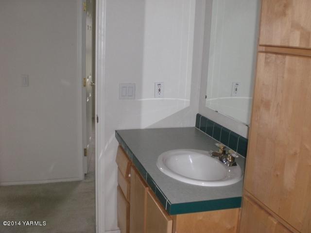 382 Hideaway Road Yakima, WA 98908 - Photo 21 of 41 a bathroom with a sink and a mirror