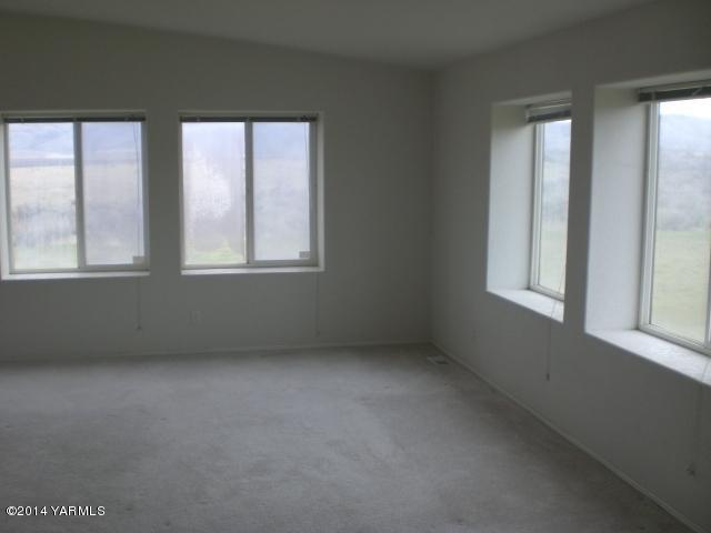 382 Hideaway Road Yakima, WA 98908 - Photo 22 of 41 an empty room with windows