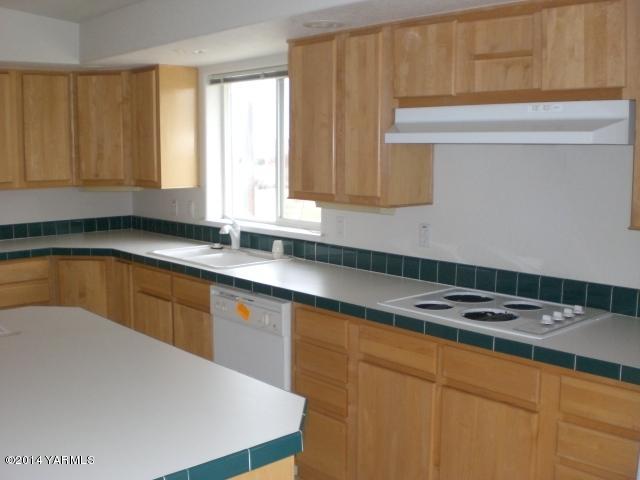 382 Hideaway Road Yakima, WA 98908 - Photo 23 of 41 a kitchen with granite countertop a sink a stove and cabinets