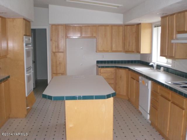 382 Hideaway Road Yakima, WA 98908 - Photo 24 of 41 a kitchen with kitchen island a sink a stove and a refrigerator