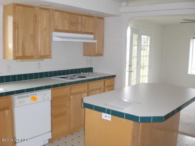 382 Hideaway Road Yakima, WA 98908 - Photo 25 of 41 a kitchen with stainless steel appliances granite countertop a sink a stove and a microwave