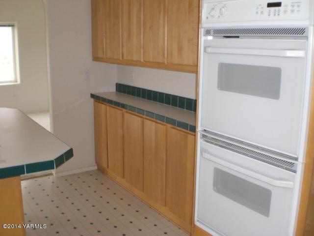 382 Hideaway Road Yakima, WA 98908 - Photo 26 of 41 a bathroom with a sink and a mirror