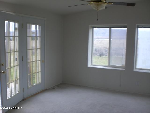 382 Hideaway Road Yakima, WA 98908 - Photo 27 of 41 an empty room with a window