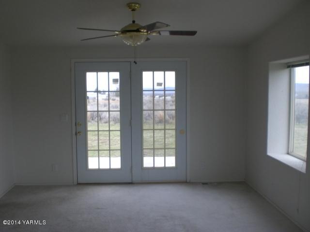 382 Hideaway Road Yakima, WA 98908 - Photo 28 of 41 an empty room with chandelier fan and windows