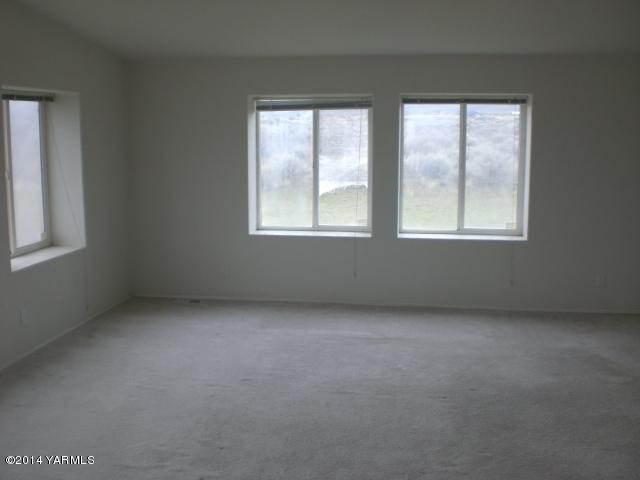 382 Hideaway Road Yakima, WA 98908 - Photo 30 of 41 an empty room with a window
