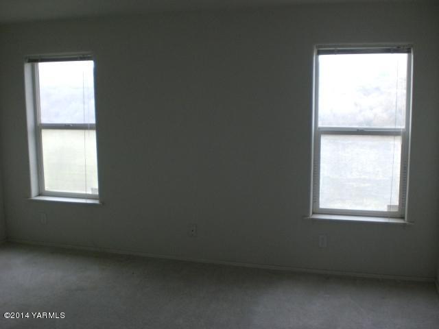 382 Hideaway Road Yakima, WA 98908 - Photo 32 of 41 an empty room with a window