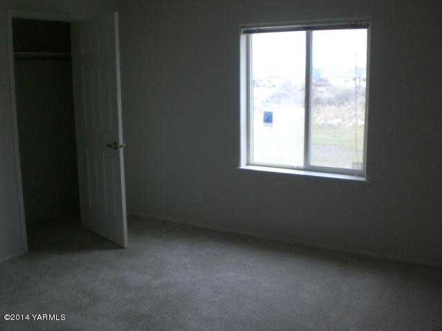 382 Hideaway Road Yakima, WA 98908 - Photo 34 of 41 an empty room with a window