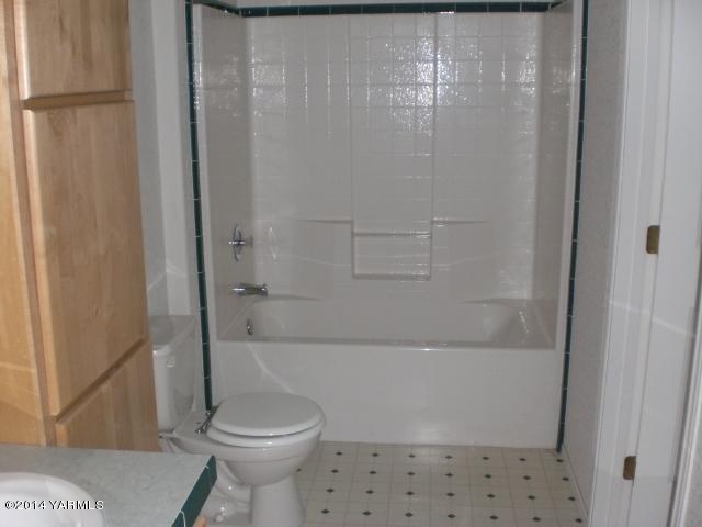382 Hideaway Road Yakima, WA 98908 - Photo 37 of 41 a bathroom with a sink a toilet and shower