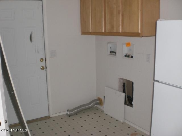 382 Hideaway Road Yakima, WA 98908 - Photo 38 of 41 a bathroom with a sink