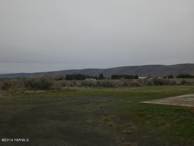 382 Hideaway Road Yakima, WA 98908 - Photo 40 of 41 a view of a field of grass and trees