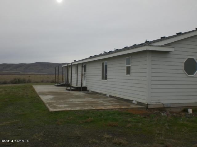 382 Hideaway Road Yakima, WA 98908 - Photo 5 of 41 a backyard of a house