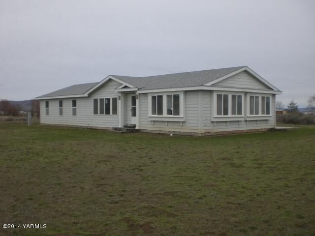 382 Hideaway Road Yakima, WA 98908 - Photo 6 of 41 a front view of a house with lake