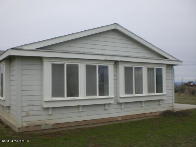 382 Hideaway Road Yakima, WA 98908 - Photo 7 of 41 a house with a garden