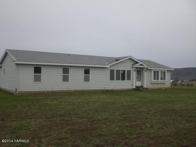 382 Hideaway Road Yakima, WA 98908 - Photo 8 of 41 a house that has a lot of windows in it