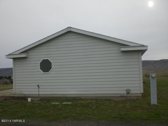 382 Hideaway Road Yakima, WA 98908 - Photo 9 of 41 a backyard of a house