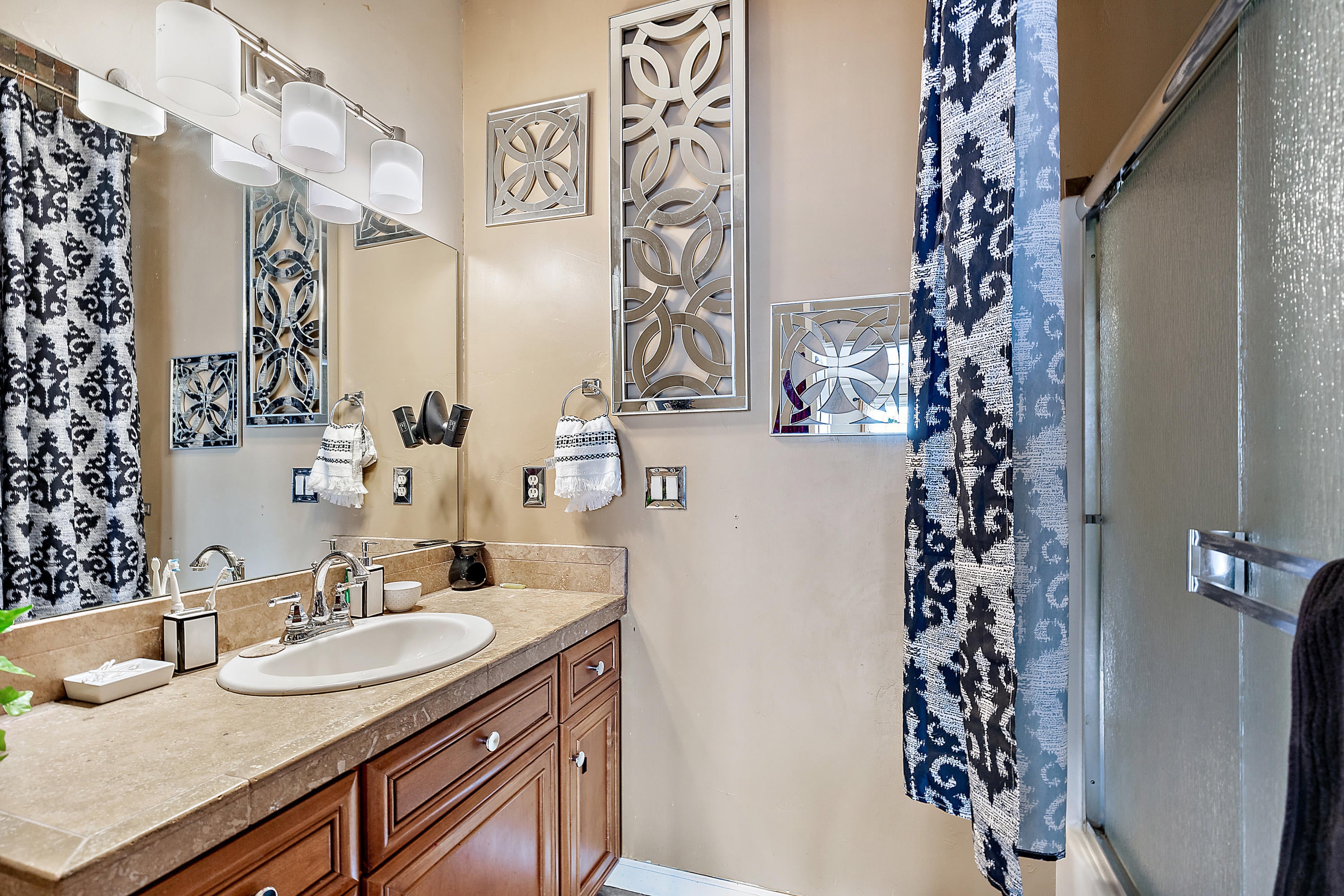 1013 Azure Way Eagle Point, OR 97524 - Photo 22 of 28 Full bath down stairs