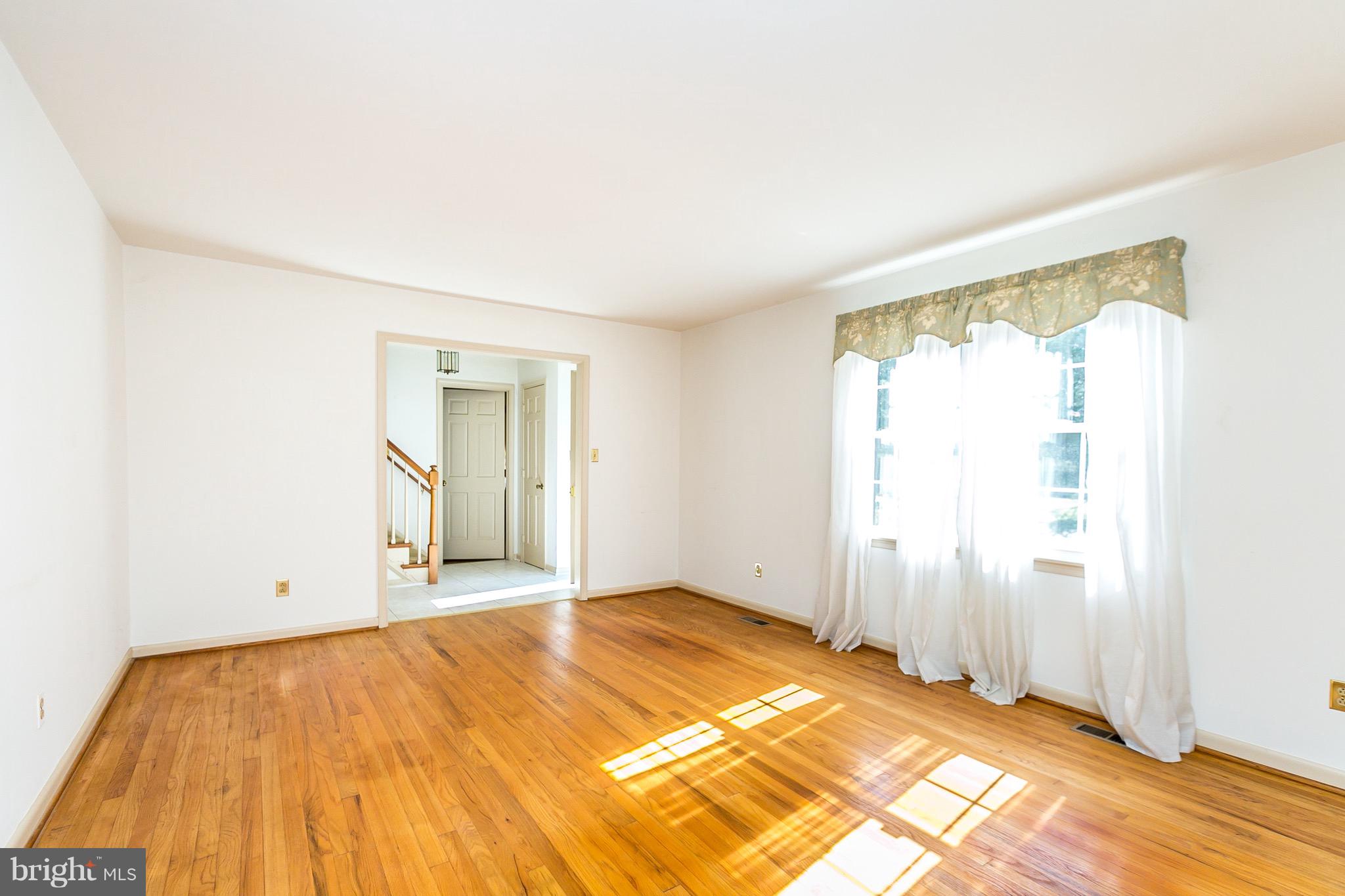 17217 Whiteley Road Monkton, MD 21111 - Photo 3 of 31 Living Room