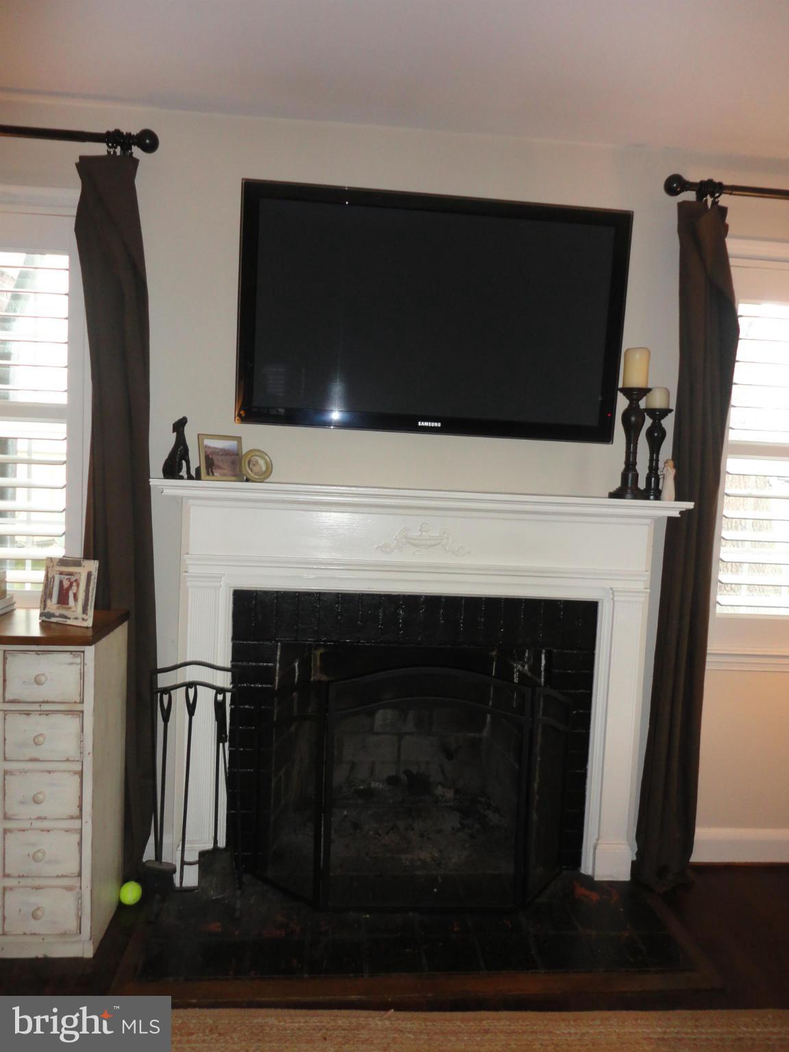 519 Piccadilly Road Baltimore, MD 21204 - Photo 7 of 28 Living Room