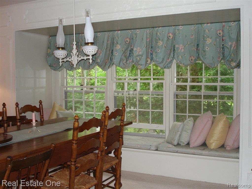 2250 East Gunn Road Rochester, MI 48306 - Photo 11 of 16 dining room window seat