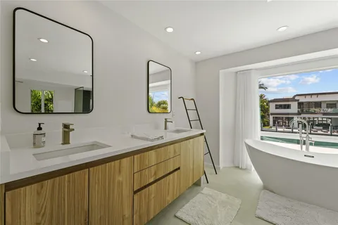 a view of a yard with plants