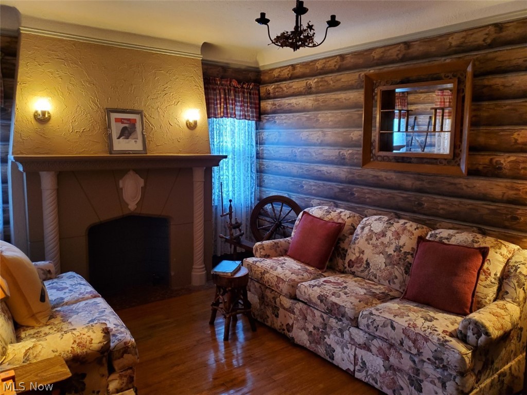 18301 Marcella Road Cleveland, OH 44119 - Photo 6 of 20 COZY LIVING ROOM