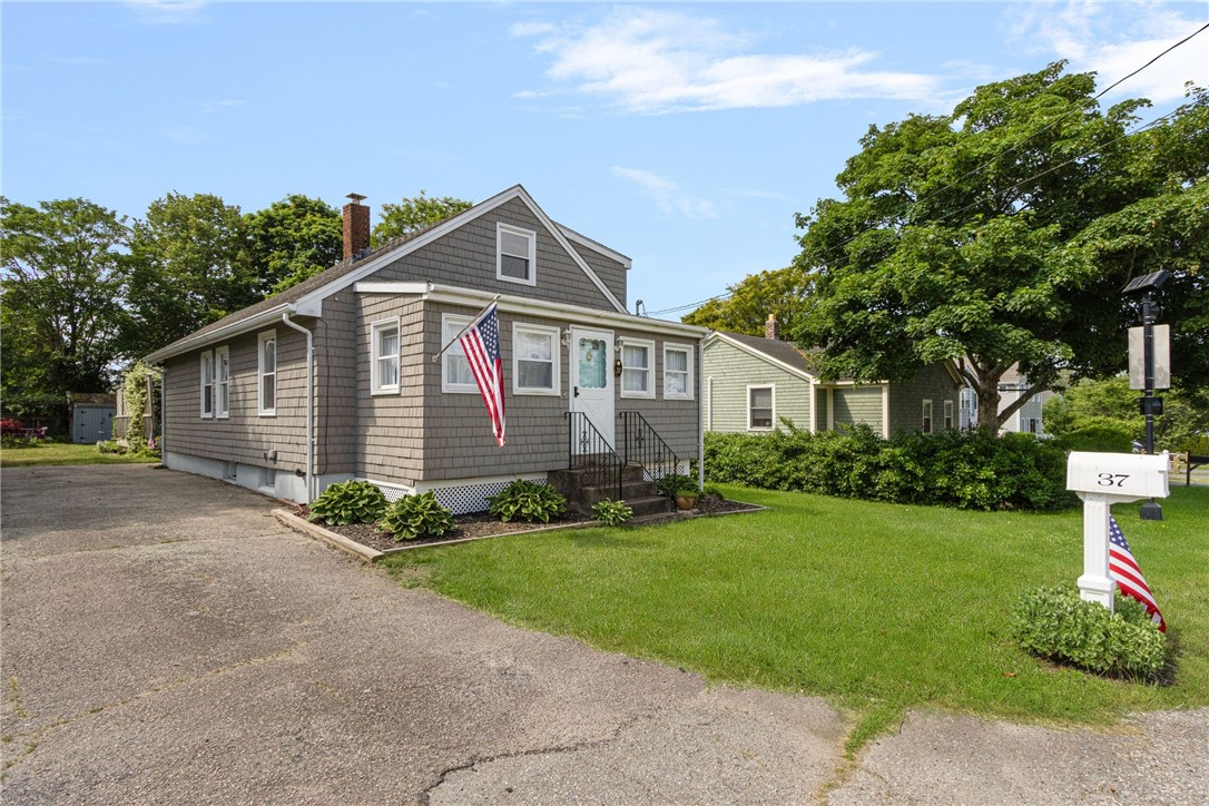37 Reservoir Road Middletown, RI 02842 - Photo 22 of 39 Driveway & Parking