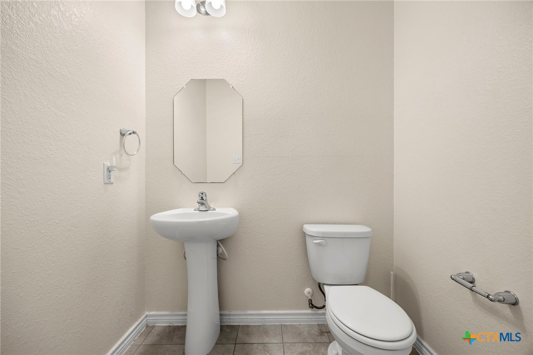 5927 Galveston Road Belton, TX 76513 - Photo 4 of 39 a bathroom with a toilet a sink and a mirror