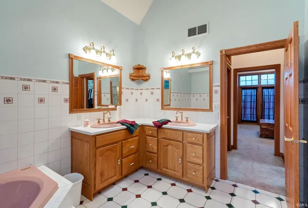 $565,000 | 12385 North Camelot Trail, Milford, IN 46542