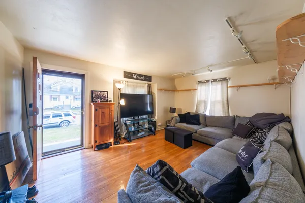 $179,900 | 17702 Community Street, Lansing, IL 60438