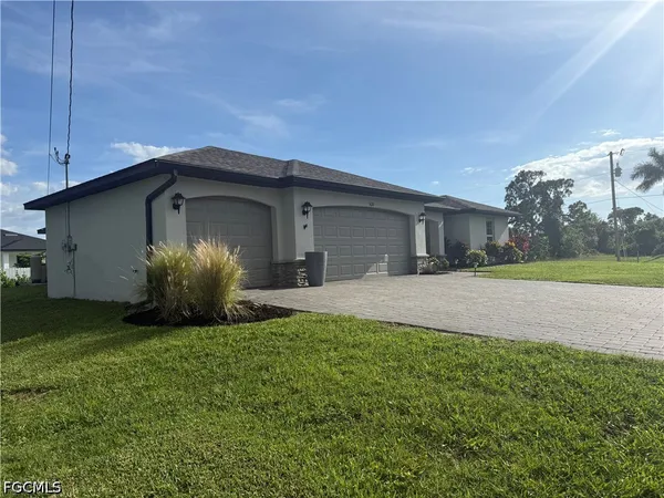 a view of a house with a yard