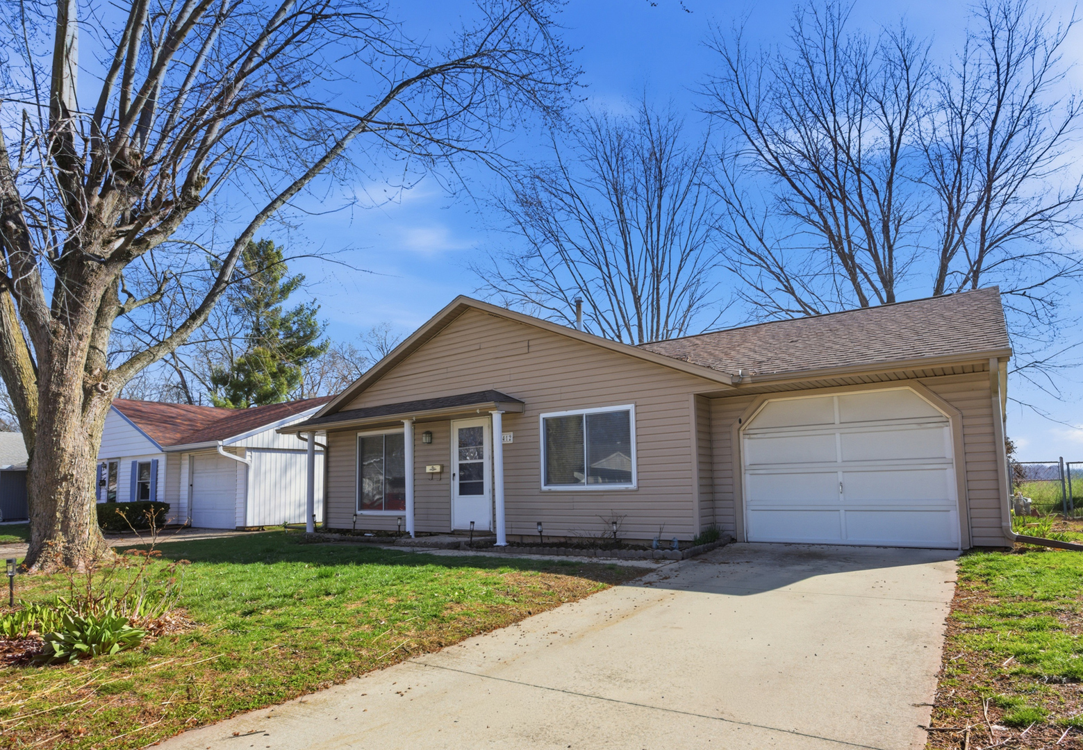 1412 South 2nd Street Mattoon, IL 61938 - Photo 3 of 20 a front view of a house with a garden
