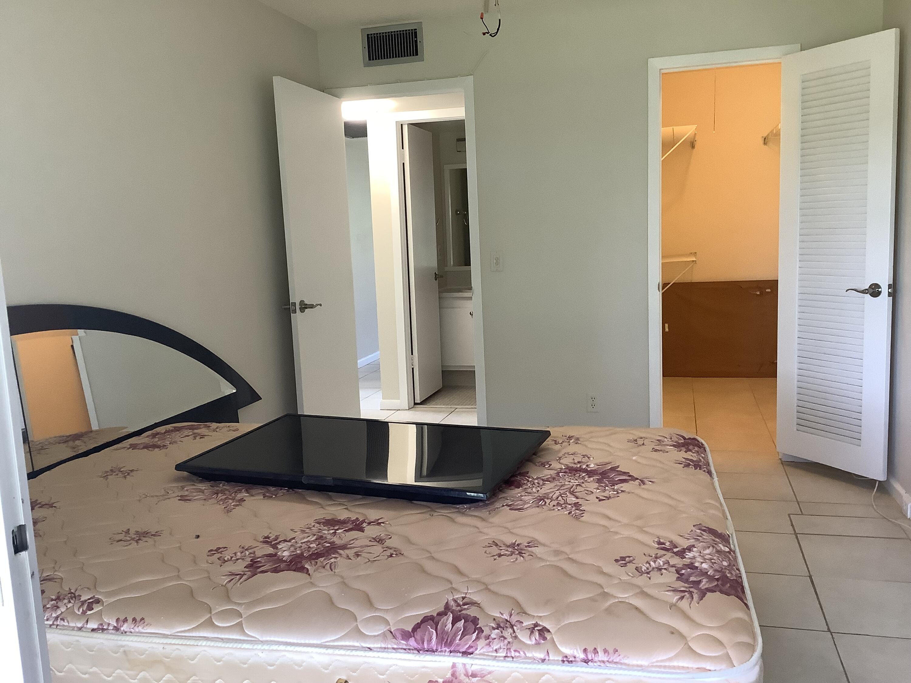560 Fanshaw North, Unit 560 Boca Raton, FL 33434 - Photo 22 of 26 a view of a hallway with a front door