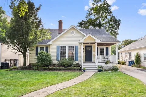 $949,900 | 208 North Willow Road, Elmhurst, IL 60126