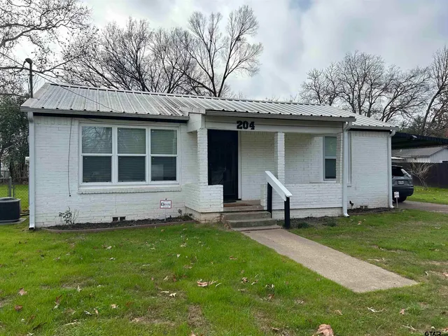 a view of a house with backyard
