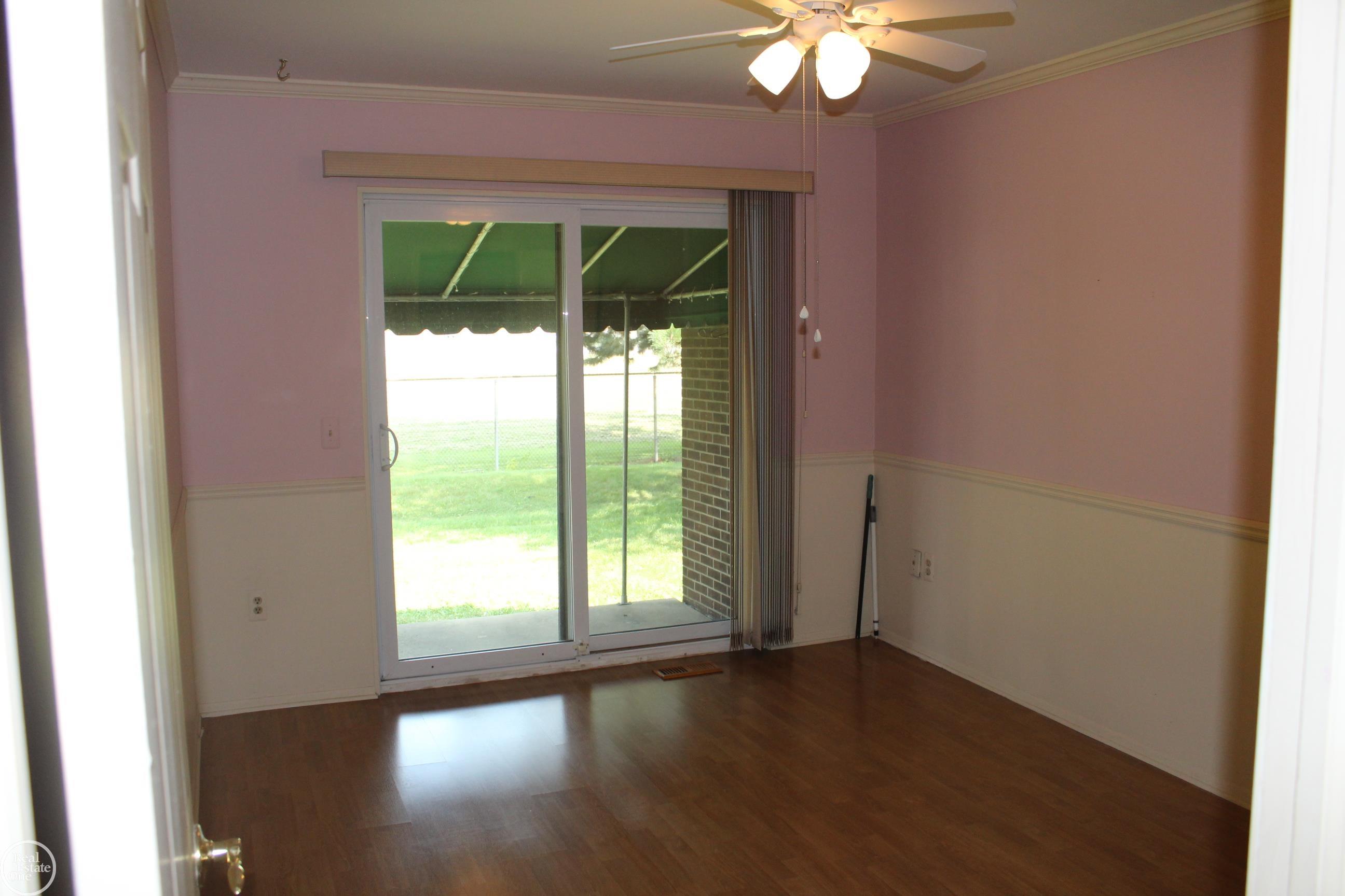 31654 Hoover Road Warren, MI 48093 - Photo 13 of 21 50152370-e2945455-2f99-44ec-815f-fce5e24ccb77.JPG