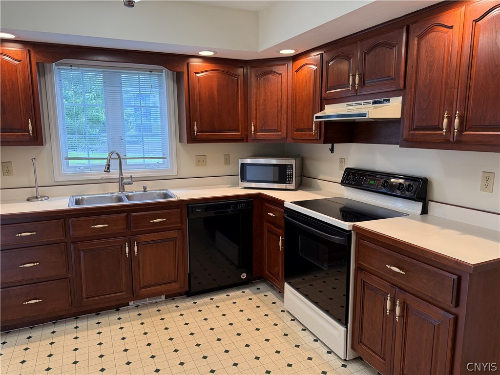 128 Hagan Circle Oneida, NY 13421 - Photo 4 of 23 Kitchen with cherry cabinets