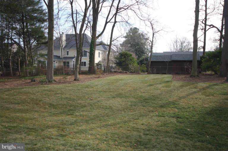 7111 Churchill Road McLean, VA 22101 - Photo 4 of 27 Large Backyard