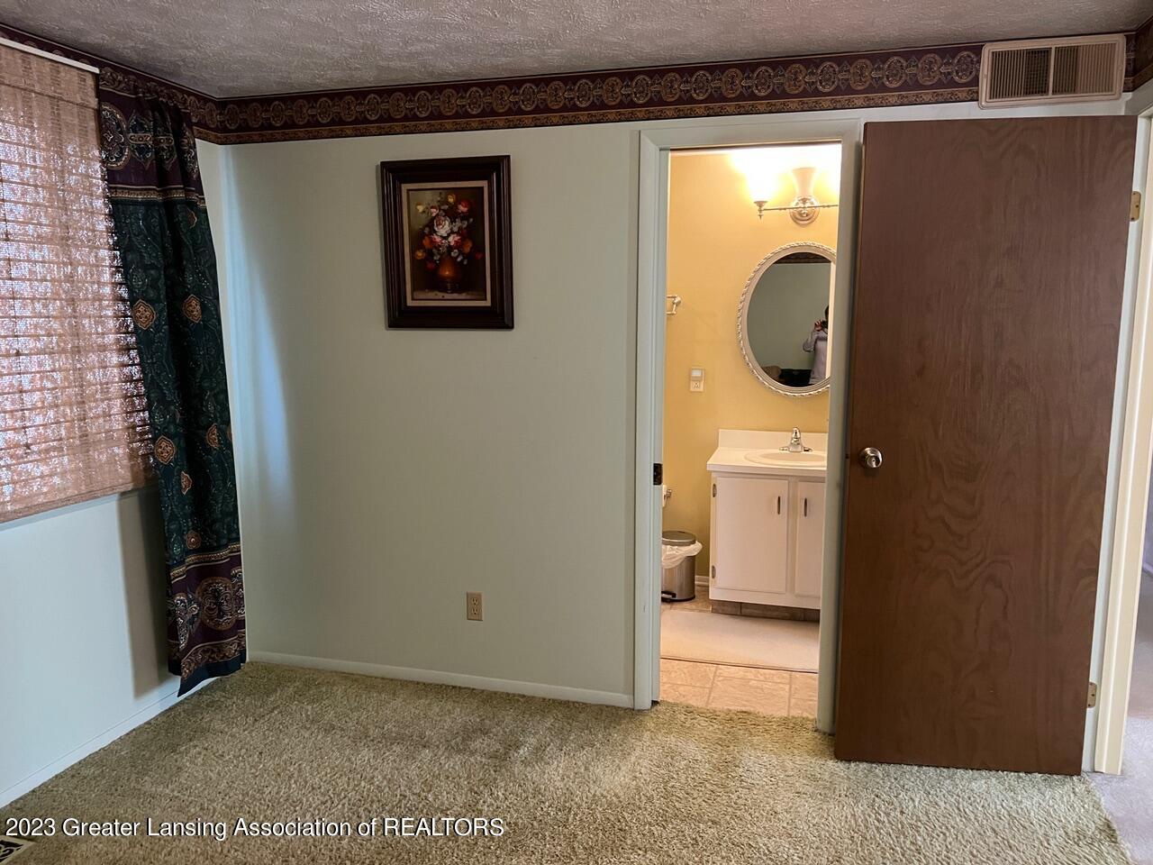 3025 Norwich Road Lansing, MI 48911 - Photo 15 of 27 IMG_2088