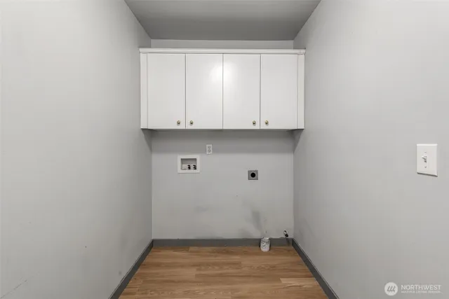 a view of room with marble wall