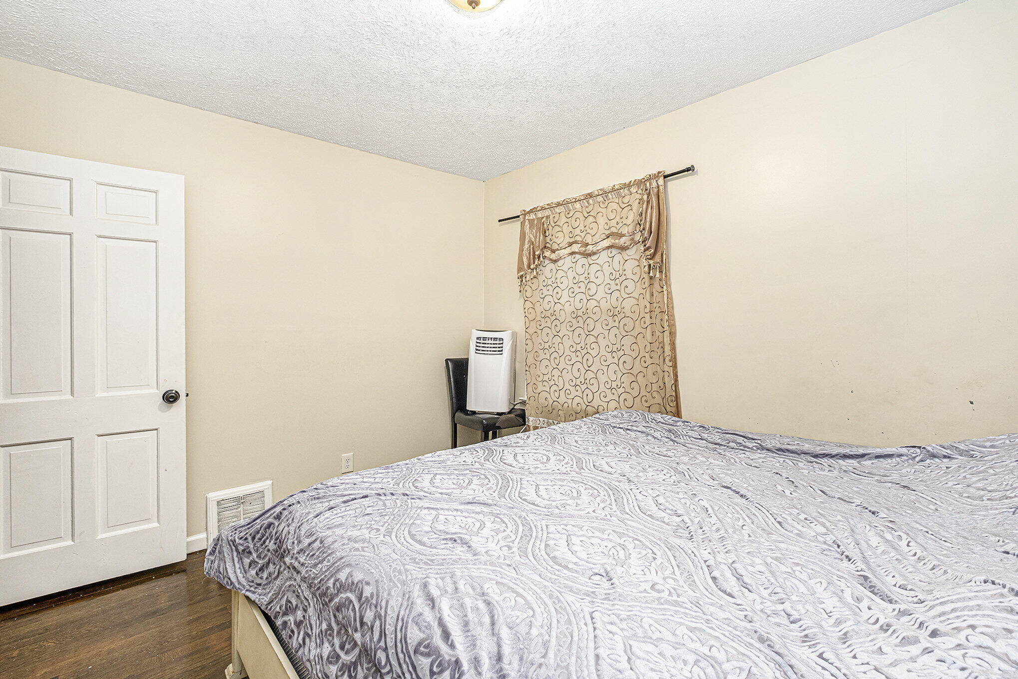 927 Merrifield Street Southeast Grand Rapids, MI 49507 - Photo 10 of 24 012_dscf9483_230