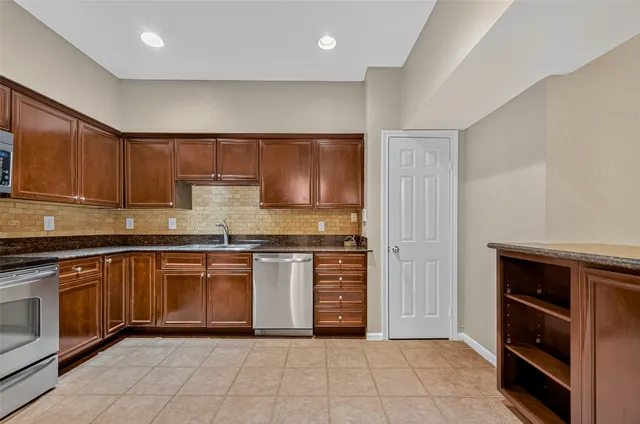 $189,000 | 2255 Braeswood Park Drive, Unit 331, Houston, TX 77030