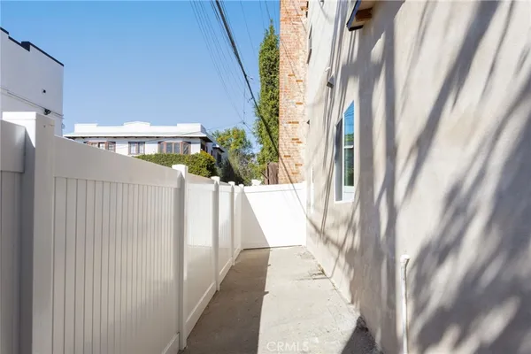 $2,595 | 1375 North Mentor Avenue, Pasadena, CA 91104