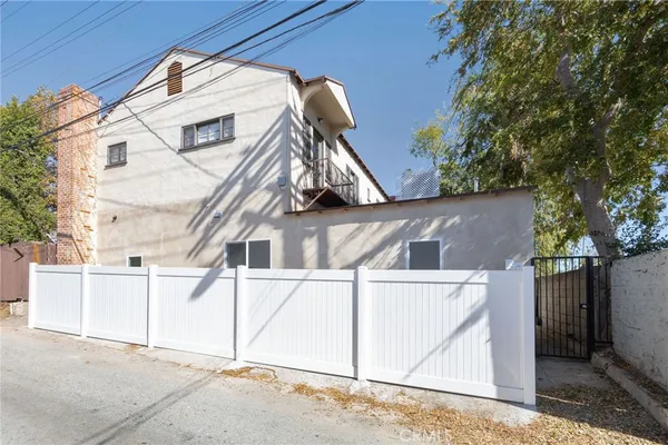 $2,595 | 1375 North Mentor Avenue, Pasadena, CA 91104