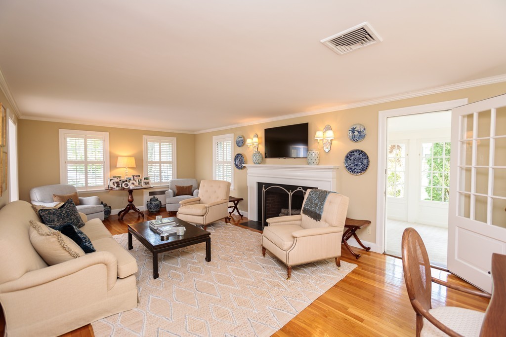 9 Thackeray Road Wellesley, MA 02481 - Photo 3 of 25