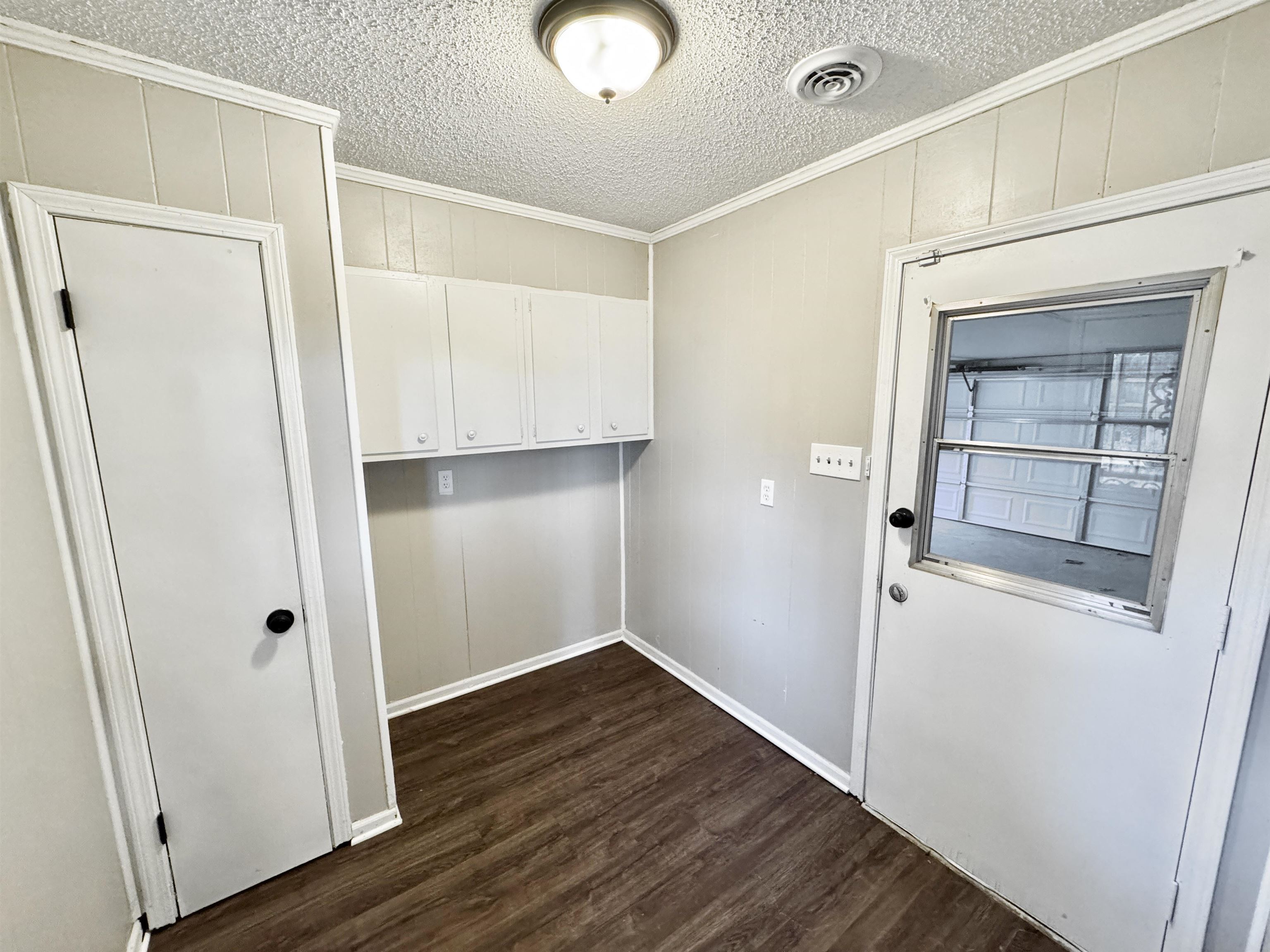 3836 Birchleaf Road Memphis, TN 38116 - Photo 32 of 40 Washroom featuring crown molding, dark wood-style floors, and a textured ceiling