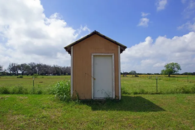 a view of a back yard